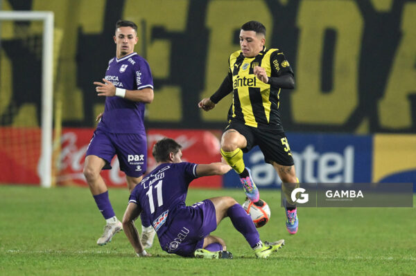Diego García, de Peñarol. Torneo Intermedio. Estadio Campeón del Siglo.