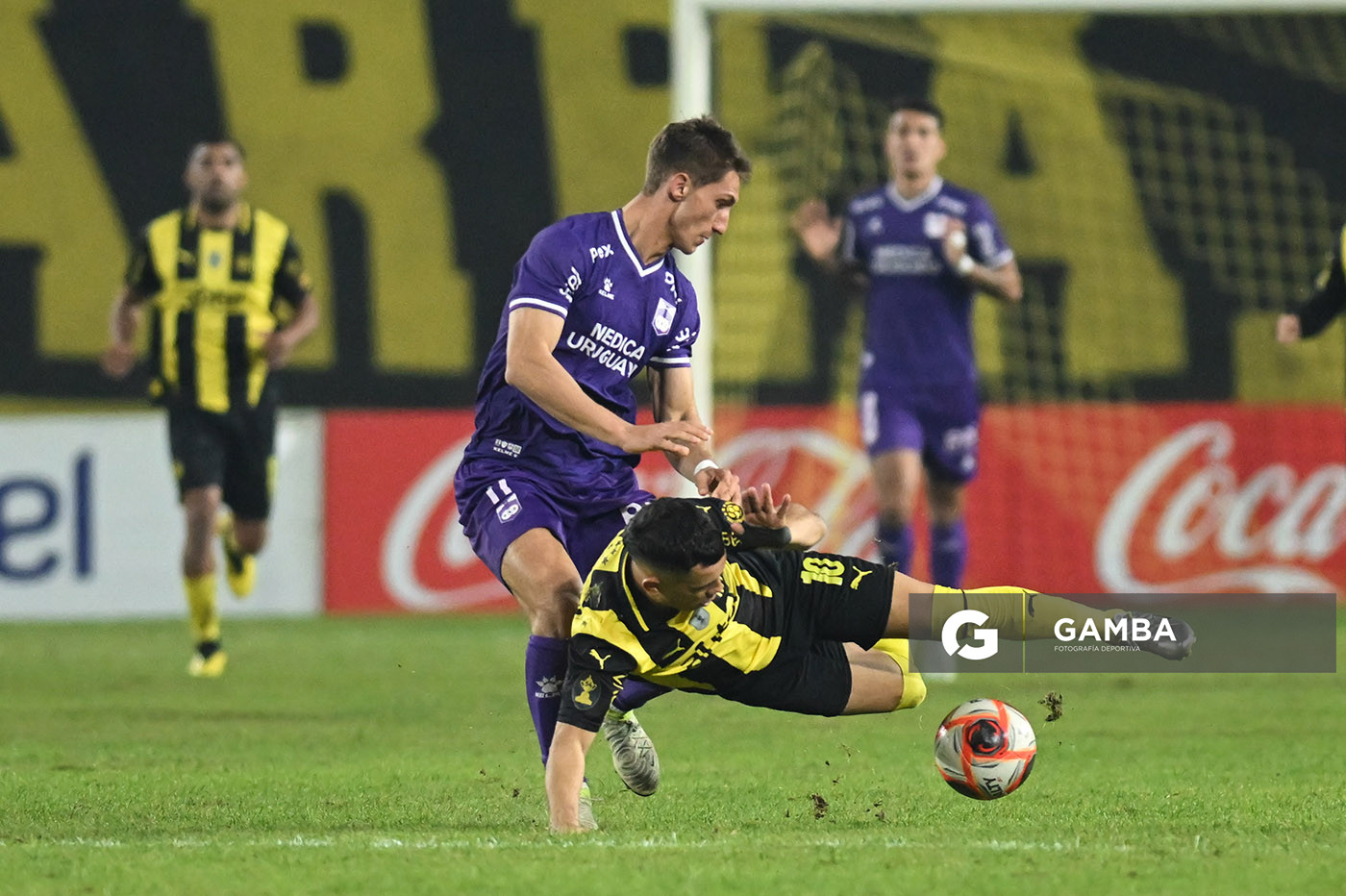 Leonardo Fernández, de Peñarol. Torneo Intermedio. Estadio Campeón del Siglo.