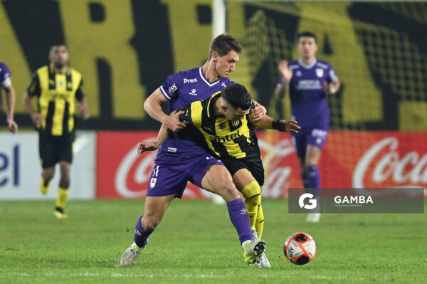 Leonardo Fernández, de Peñarol. Torneo Intermedio. Estadio Campeón del Siglo.