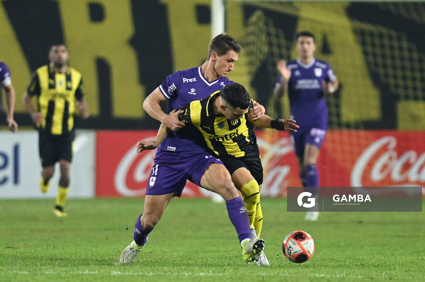 Leonardo Fernández, de Peñarol. Torneo Intermedio. Estadio Campeón del Siglo.