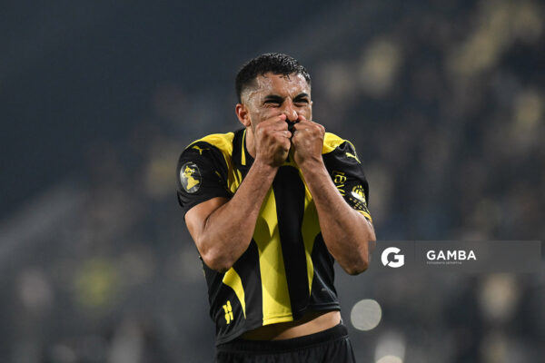 Maximiliano Olivera, de Peñarol. Torneo Intermedio. Estadio Campeón del Siglo.
