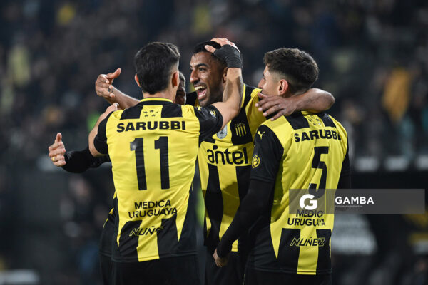 Maximiliano Olivera, de Peñarol. Torneo Intermedio. Estadio Campeón del Siglo.