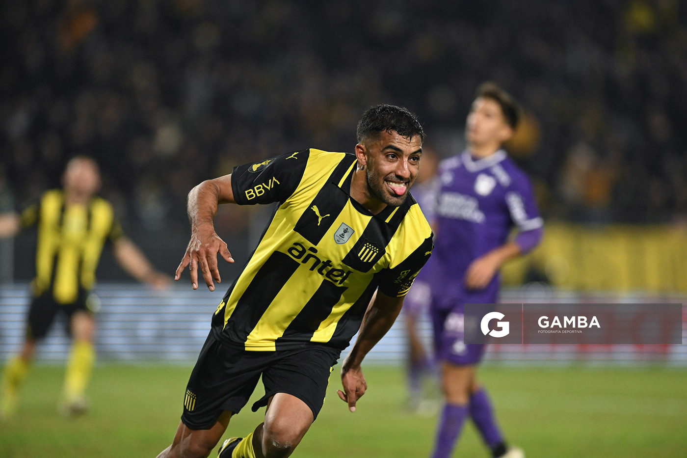 Maximiliano Olivera, de Peñarol. Torneo Intermedio. Estadio Campeón del Siglo.