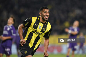 Maximiliano Olivera, de Peñarol. Torneo Intermedio. Estadio Campeón del Siglo.