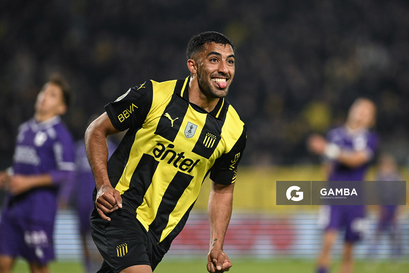Maximiliano Olivera, de Peñarol. Torneo Intermedio. Estadio Campeón del Siglo.
