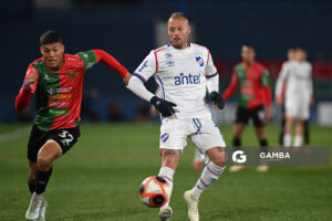 Baltasar Barcia, de Boston River. Nicolás López, de Nacional. Torneo Intermedio. Estadio Gran Parque Central.