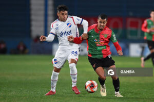 Exequiel Mereles, de Nacional. Alex Silva, de Boston River. Torneo Intermedio. Estadio Gran Parque Central.