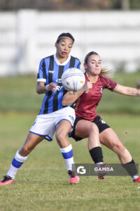 Victoria Galli, de Liverpool. Rocío Peñalva, de Wanderers. Campeonato Uruguayo de Fútbol Femenino. Parque Ancap.