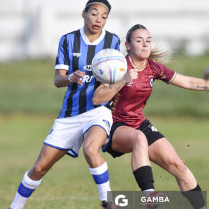 Victoria Galli, de Liverpool. Rocío Peñalva, de Wanderers. Campeonato Uruguayo de Fútbol Femenino. Parque Ancap.