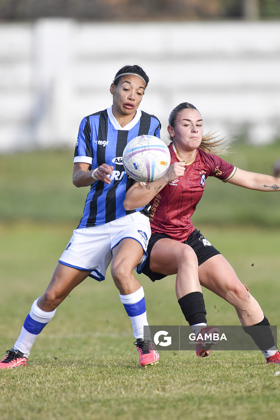 Victoria Galli, de Liverpool. Rocío Peñalva, de Wanderers. Campeonato Uruguayo de Fútbol Femenino. Parque Ancap.