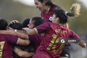 Jugadoras de Wanderers tras el gol convertido por Natalia Sosa. Campeonato Uruguayo de Fútbol Femenino. Parque Ancap.