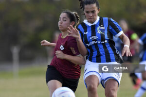 Florencia Silveira, de Wanderers. Yamila Vico, de Liverpool. Campeonato Uruguayo de Fútbol Femenino. Parque Ancap.