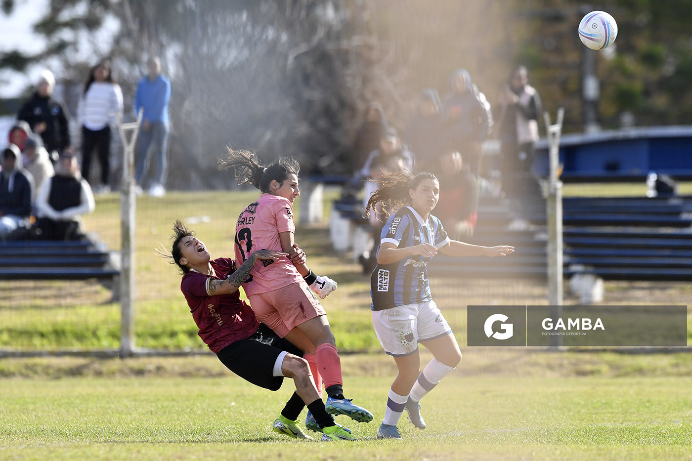 Tamara Ocampo, de Wanderers. Florencia Porley, golera, de Liverpool. Campeonato Uruguayo de Fútbol Femenino. Parque Ancap.