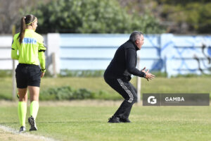 Nicolás Domínguez, director técnico de Wanderers. Campeonato Uruguayo de Fútbol Femenino. Parque Ancap.