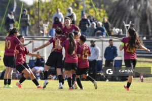 Jugadoras de Wanderers tras el gol de Yoselyn González. Campeonato Uruguayo de Fútbol Femenino. Parque Ancap.