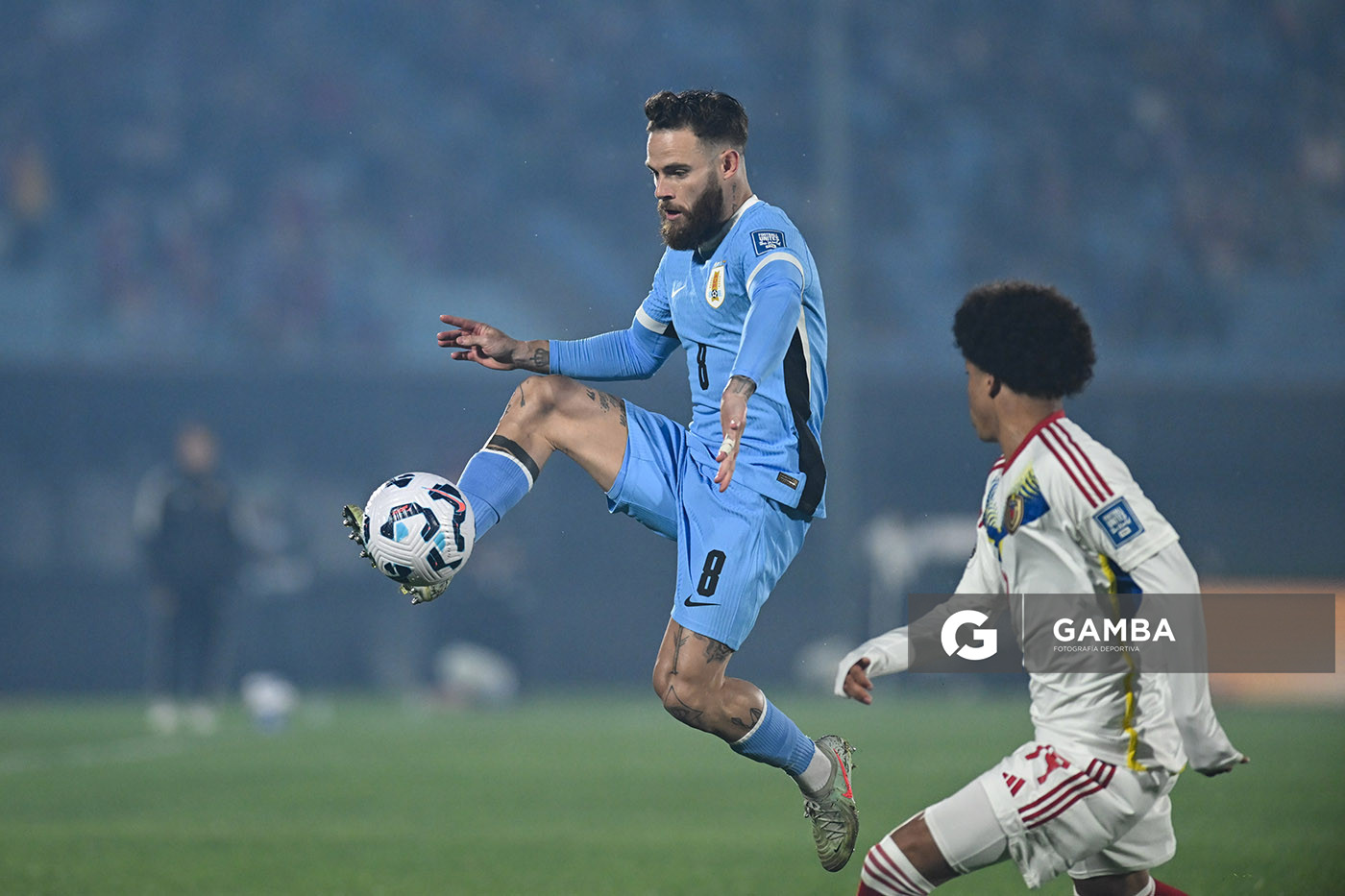 Nahitan Nández, de Uruguay. Eliminatorias Sudamericanas. Estadio Centenario.