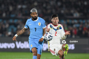 Rodrigo Aguirre, de Uruguay. Eliminatorias Sudamericanas. Estadio Centenario.