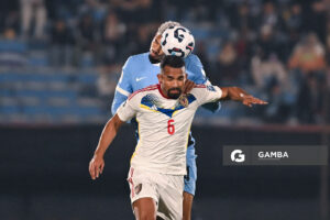 Yangel Herrera, de Venezuela. Ronald Araújo, de Uruguay. Eliminatorias Sudamericanas. Estadio Centenario.
