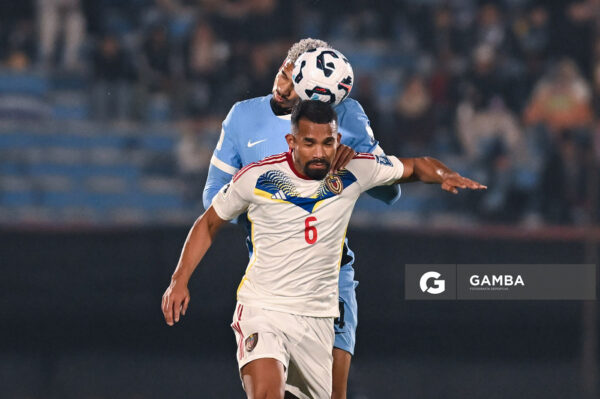 Yangel Herrera, de Venezuela. Ronald Araújo, de Uruguay. Eliminatorias Sudamericanas. Estadio Centenario.