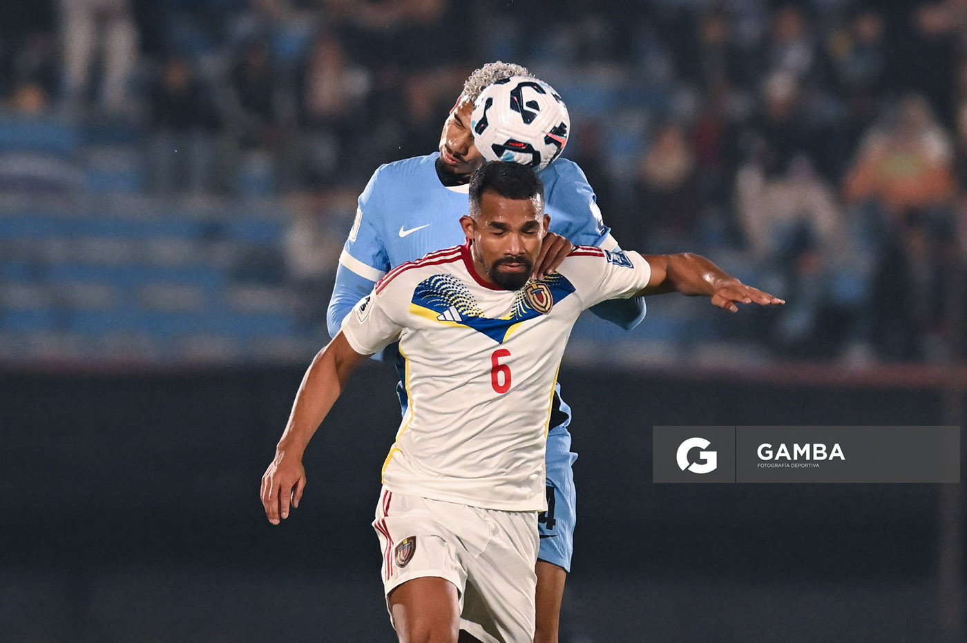 Yangel Herrera, de Venezuela. Ronald Araújo, de Uruguay. Eliminatorias Sudamericanas. Estadio Centenario.