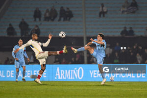 Salomón Rondón, de Venezuela. Manuel Ugarte, de Uruguay. Eliminatorias Sudamericanas. Estadio Centenario.