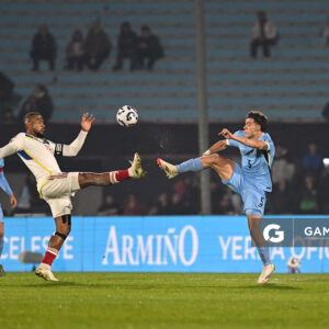 Salomón Rondón, de Venezuela. Manuel Ugarte, de Uruguay. Eliminatorias Sudamericanas. Estadio Centenario.