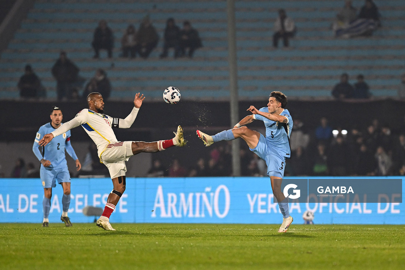 Salomón Rondón, de Venezuela. Manuel Ugarte, de Uruguay. Eliminatorias Sudamericanas. Estadio Centenario.