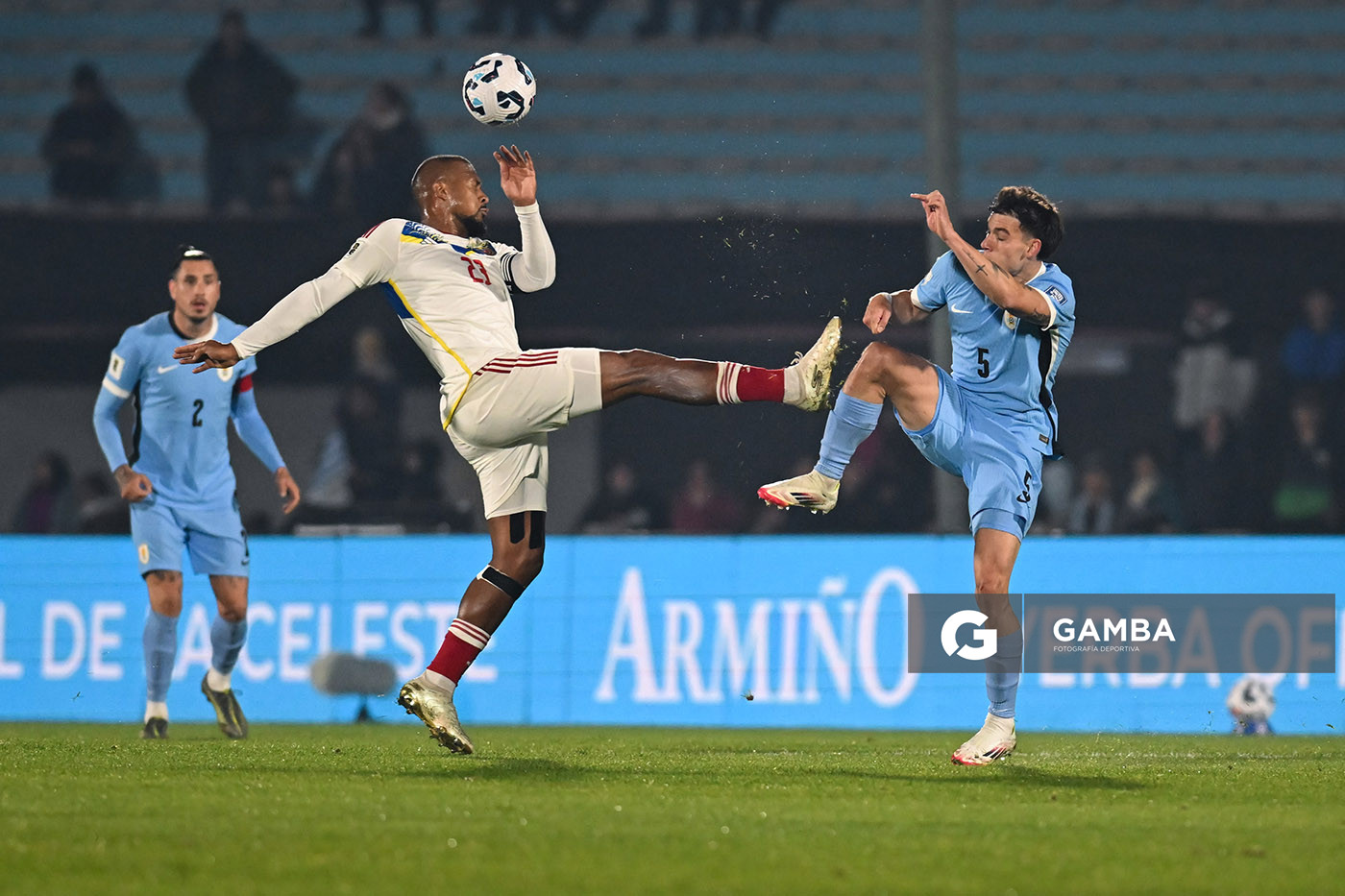 Salomón Rondón, de Venezuela. Manuel Ugarte, de Uruguay. Eliminatorias Sudamericanas. Estadio Centenario.