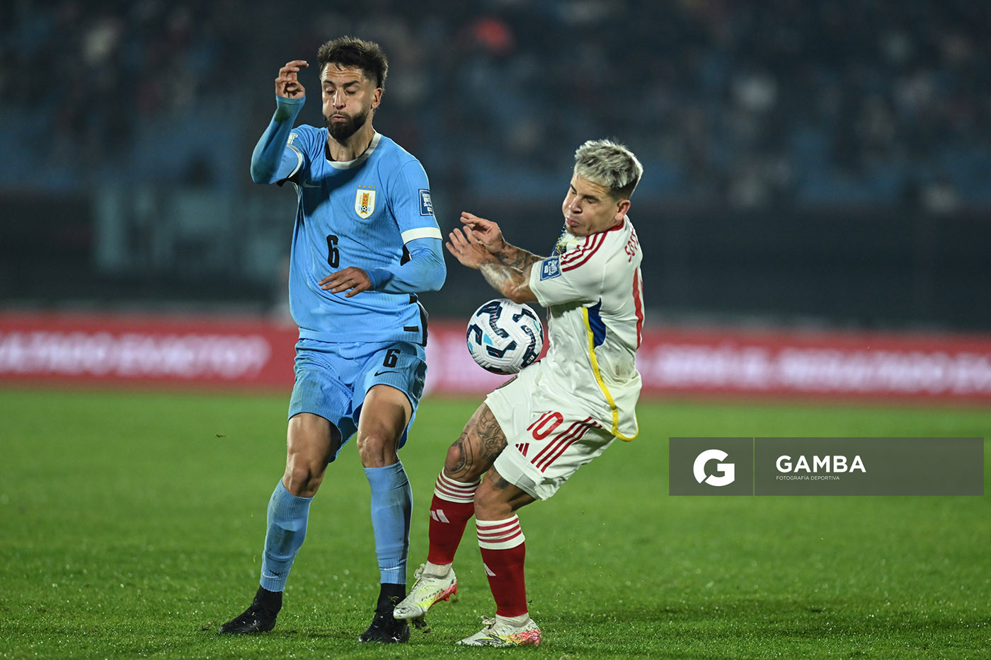Rodrigo Bentancur, de Uruguay. Yeferson Soteldo, de Venezuela. Eliminatorias Sudamericanas. Estadio Centenario.