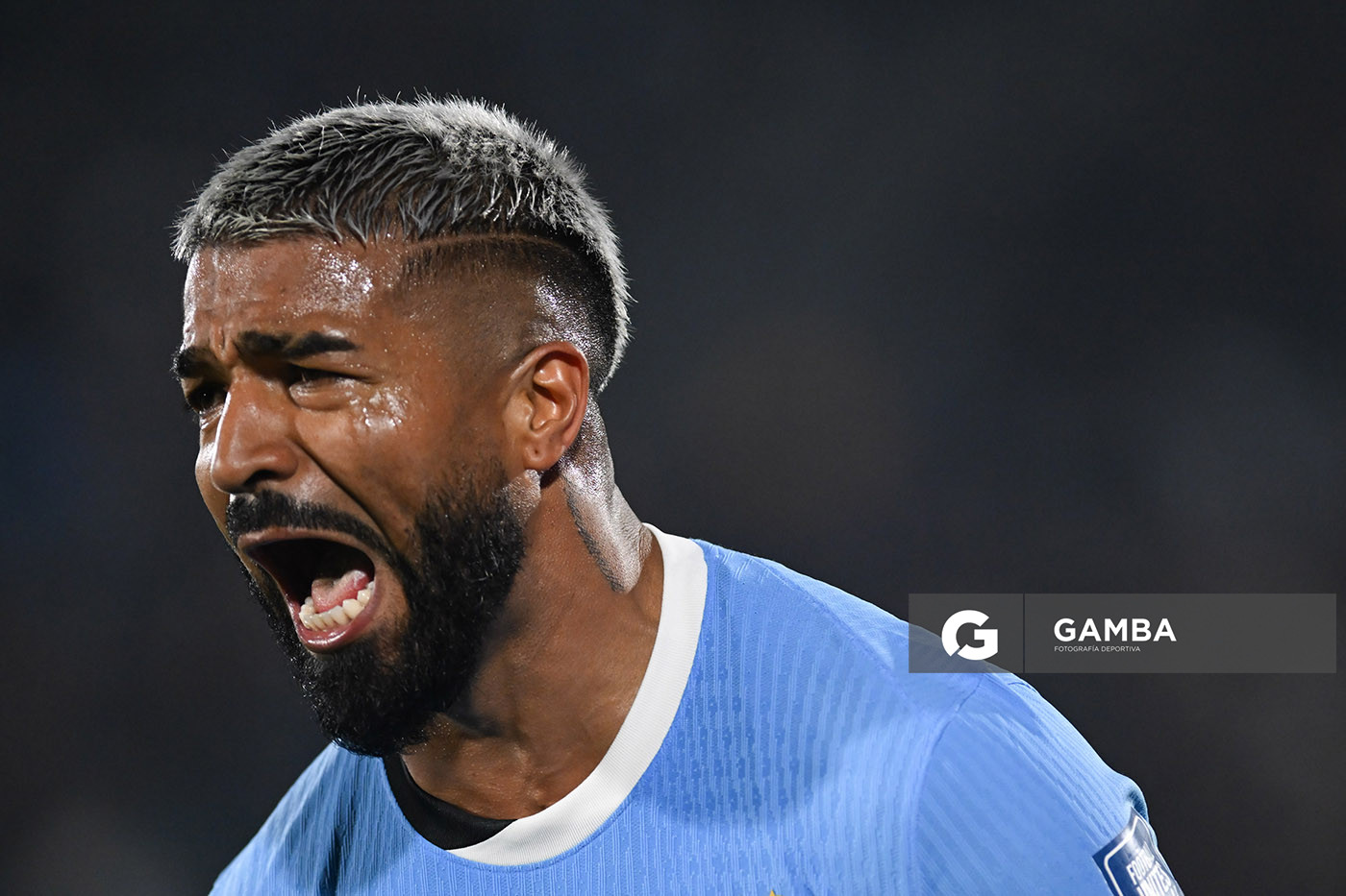 Rodrigo Aguirre, de Uruguay. Eliminatorias Sudamericanas. Estadio Centenario.