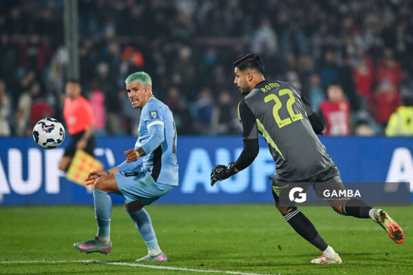 Maximiliano Araújo, de Uruguay. Eliminatorias Sudamericanas. Estadio Centenario.