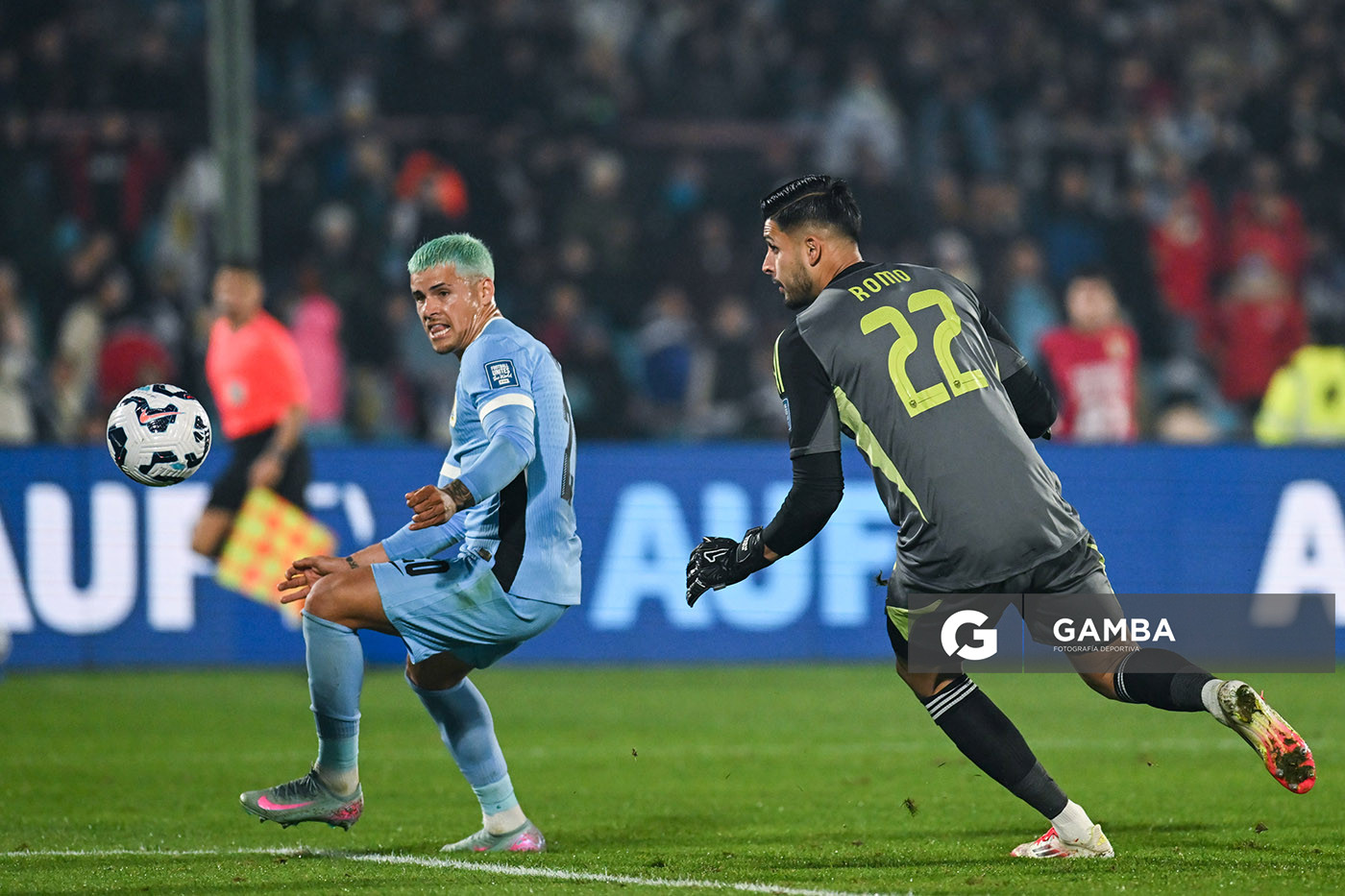 Maximiliano Araújo, de Uruguay. Eliminatorias Sudamericanas. Estadio Centenario.