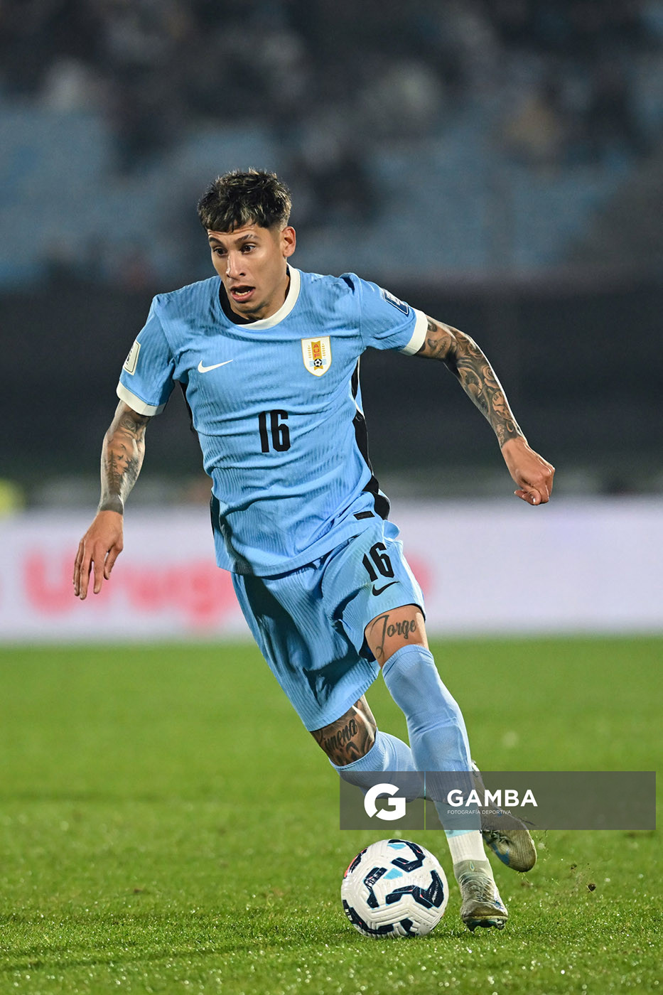 Mathías Olivera, de Uruguay. Eliminatorias Sudamericanas. Estadio Centenario.