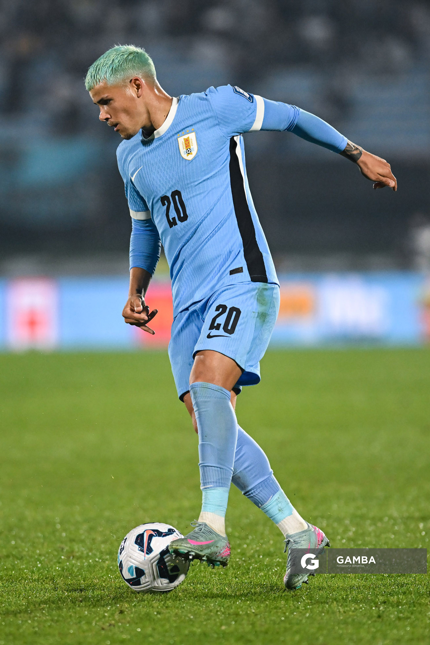 Maximiliano Araújo, de Uruguay. Eliminatorias Sudamericanas. Estadio Centenario.