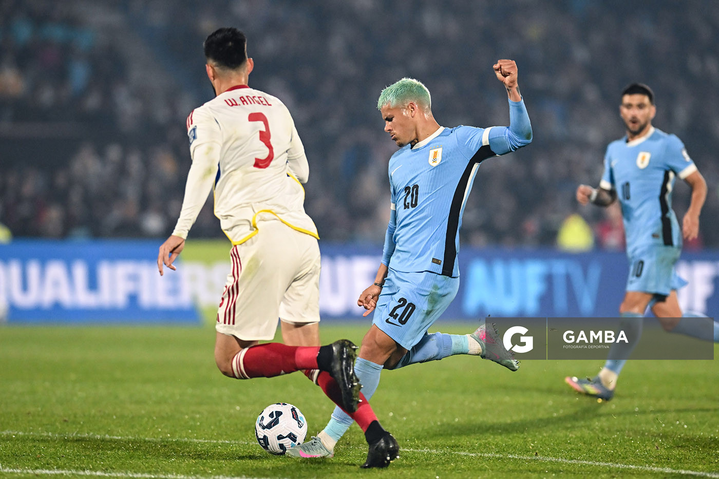 Maximiliano Araújo, de Uruguay. Eliminatorias Sudamericanas. Estadio Centenario.