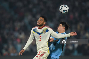 Miguel Navarro, de Venezuela. Facundo Pellistri, de Uruguay. Eliminatorias Sudamericanas. Estadio Centenario.