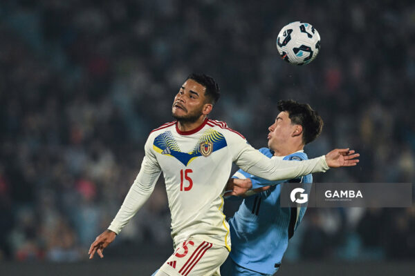 Miguel Navarro, de Venezuela. Facundo Pellistri, de Uruguay. Eliminatorias Sudamericanas. Estadio Centenario.