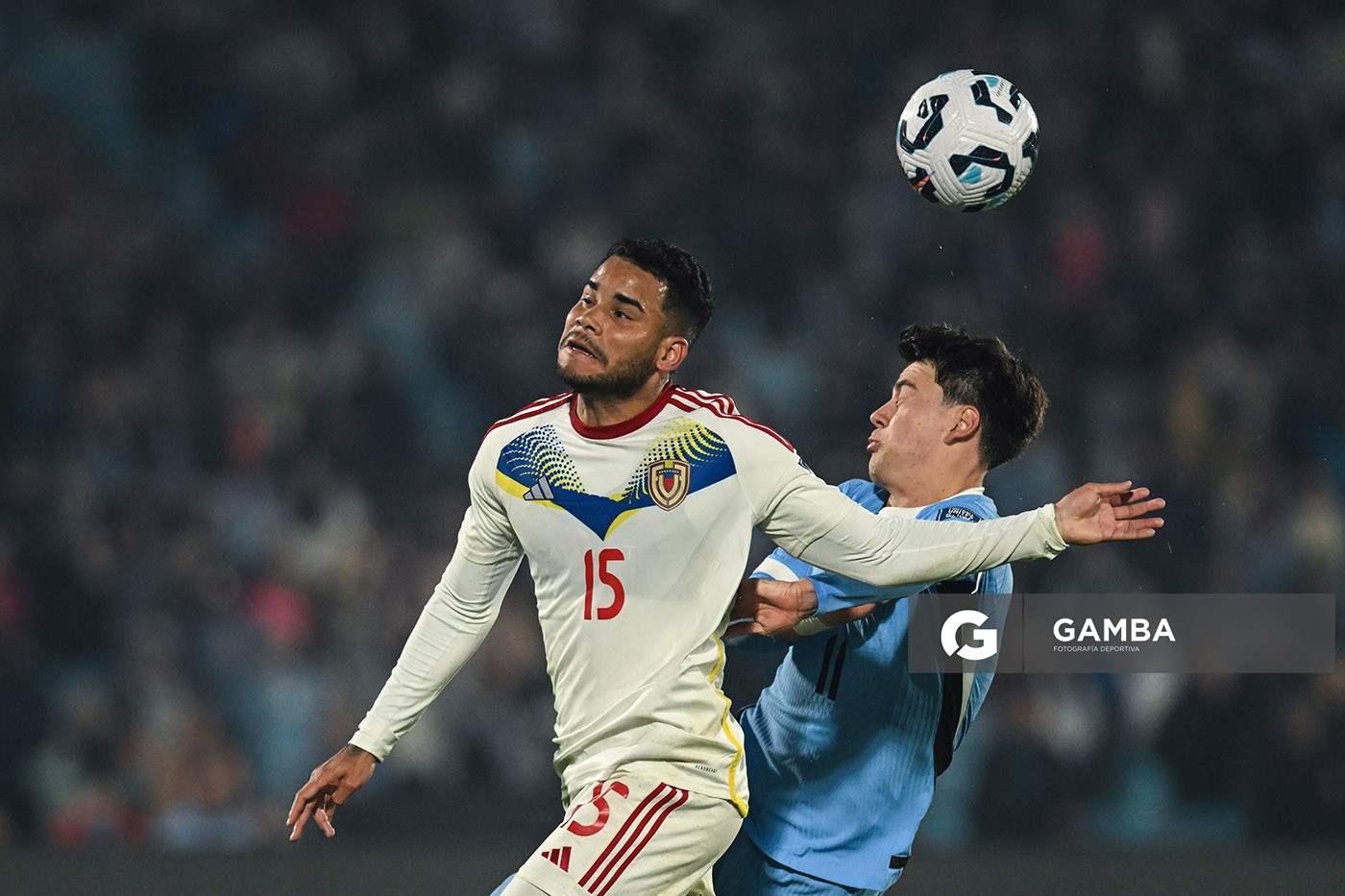 Miguel Navarro, de Venezuela. Facundo Pellistri, de Uruguay. Eliminatorias Sudamericanas. Estadio Centenario.