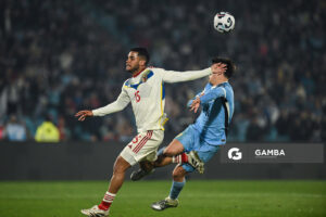 Miguel Navarro, de Venezuela. Facundo Pellistri, de Uruguay. Eliminatorias Sudamericanas. Estadio Centenario.