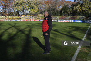 Julio Rivas, director técnico de River Plate. Torneo Intermedio. Estadio Parque Saroldi.