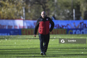 Julio Rivas, director técnico de River Plate. Torneo Intermedio. Estadio Parque Saroldi.