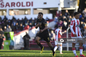Maximiliano Olivera, de Peñarol. Torneo Intermedio. Estadio Parque Saroldi.