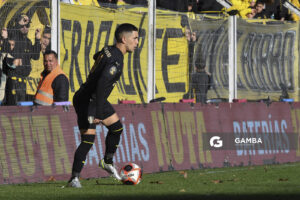 Leonardo Fernández, de Peñarol. Torneo Intermedio. Estadio Parque Saroldi.