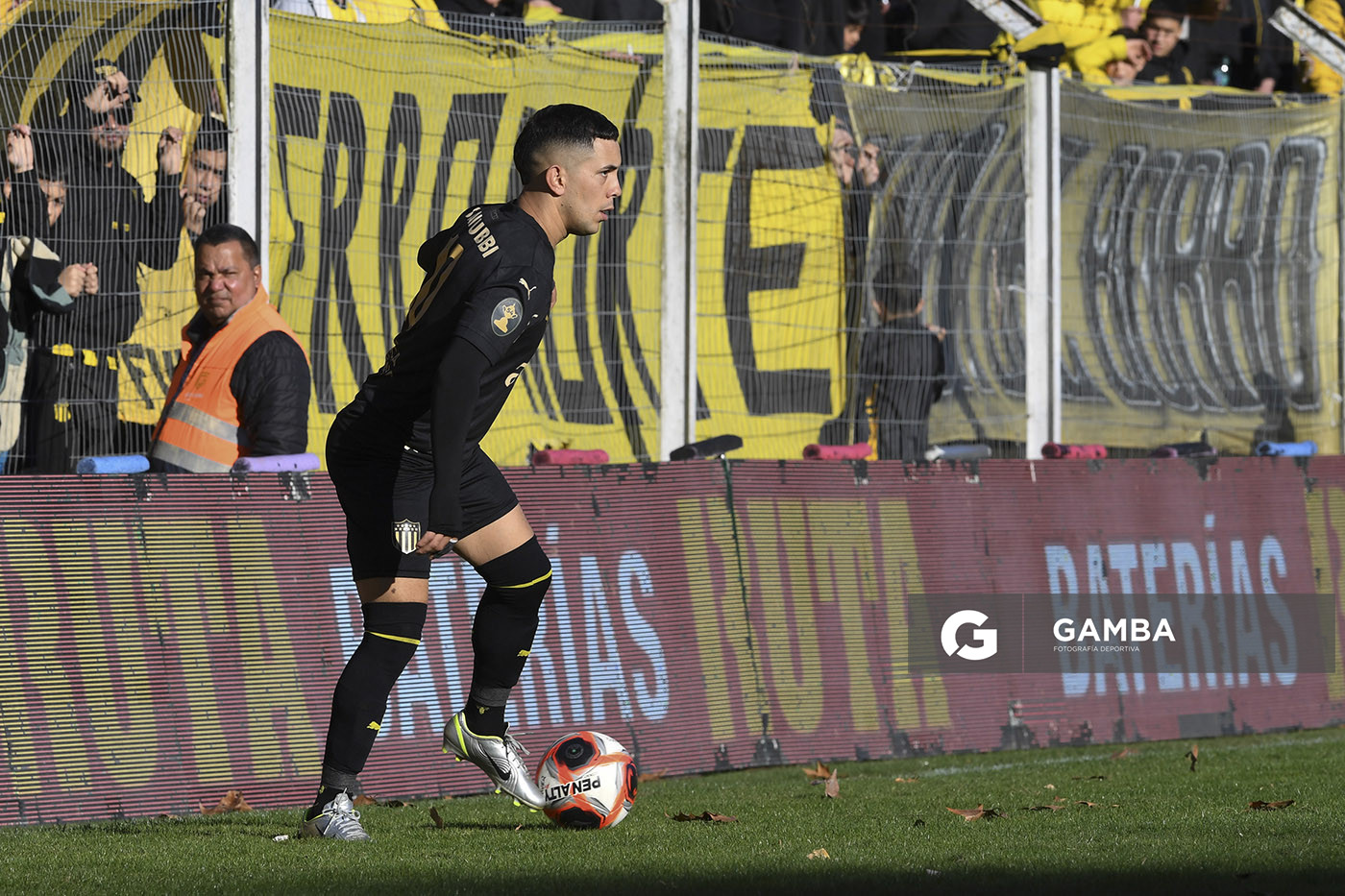 Leonardo Fernández, de Peñarol. Torneo Intermedio. Estadio Parque Saroldi.