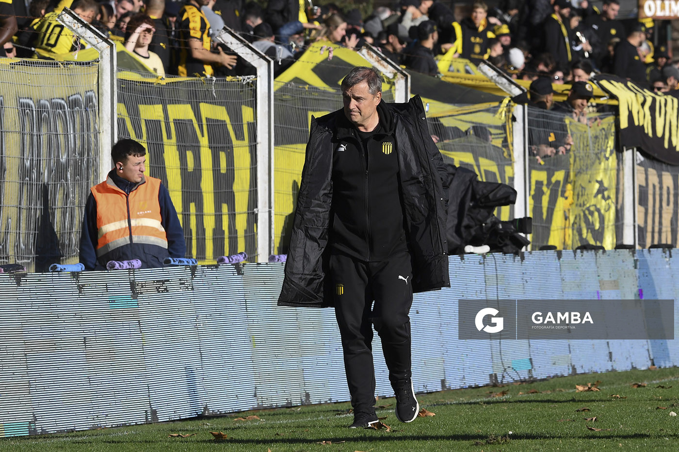 Diego Aguirre, director técnico de Peñarol. Torneo Intermedio. Estadio Parque Saroldi.