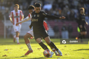 Leonardo Fernández, de Peñarol. Torneo Intermedio. Estadio Parque Saroldi.