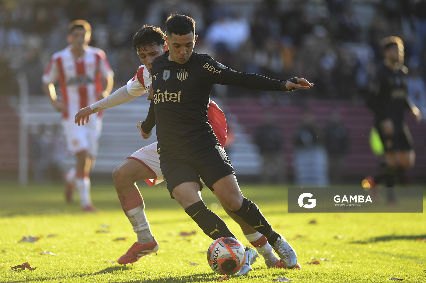 Leonardo Fernández, de Peñarol. Torneo Intermedio. Estadio Parque Saroldi.