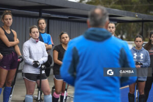 Rolando “Rolo” Rivero, entrenador argentino. Cancha Celeste. Entrenamiento de la selección uruguaya femenina de Hockey.