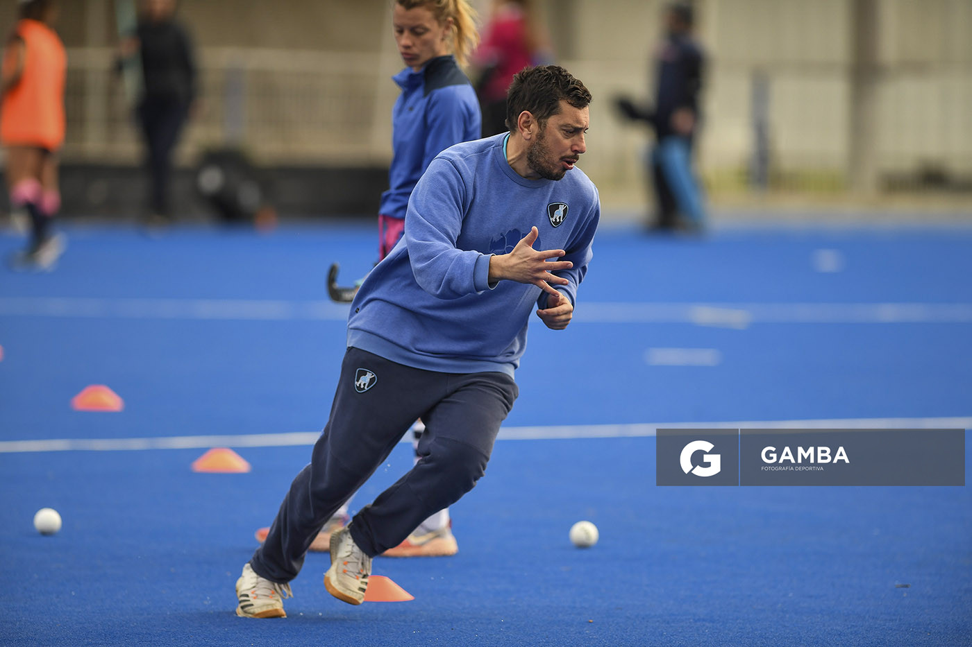 Nicolás Tixe, director técnico de Uruguay. Cancha Celeste. Entrenamiento de la selección uruguaya femenina de Hockey.