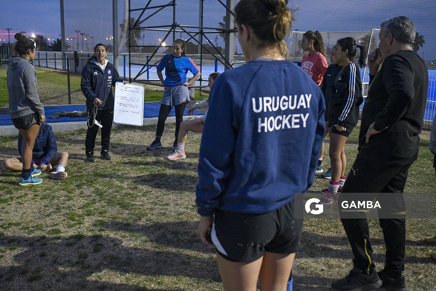 Las Cimarronas. Cancha Celeste. Entrenamiento de la selección uruguaya femenina de Hockey.